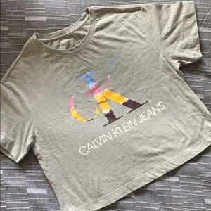 ✌️CALVIN KLEIN JEANS Boxy Tie Dye Crop Top